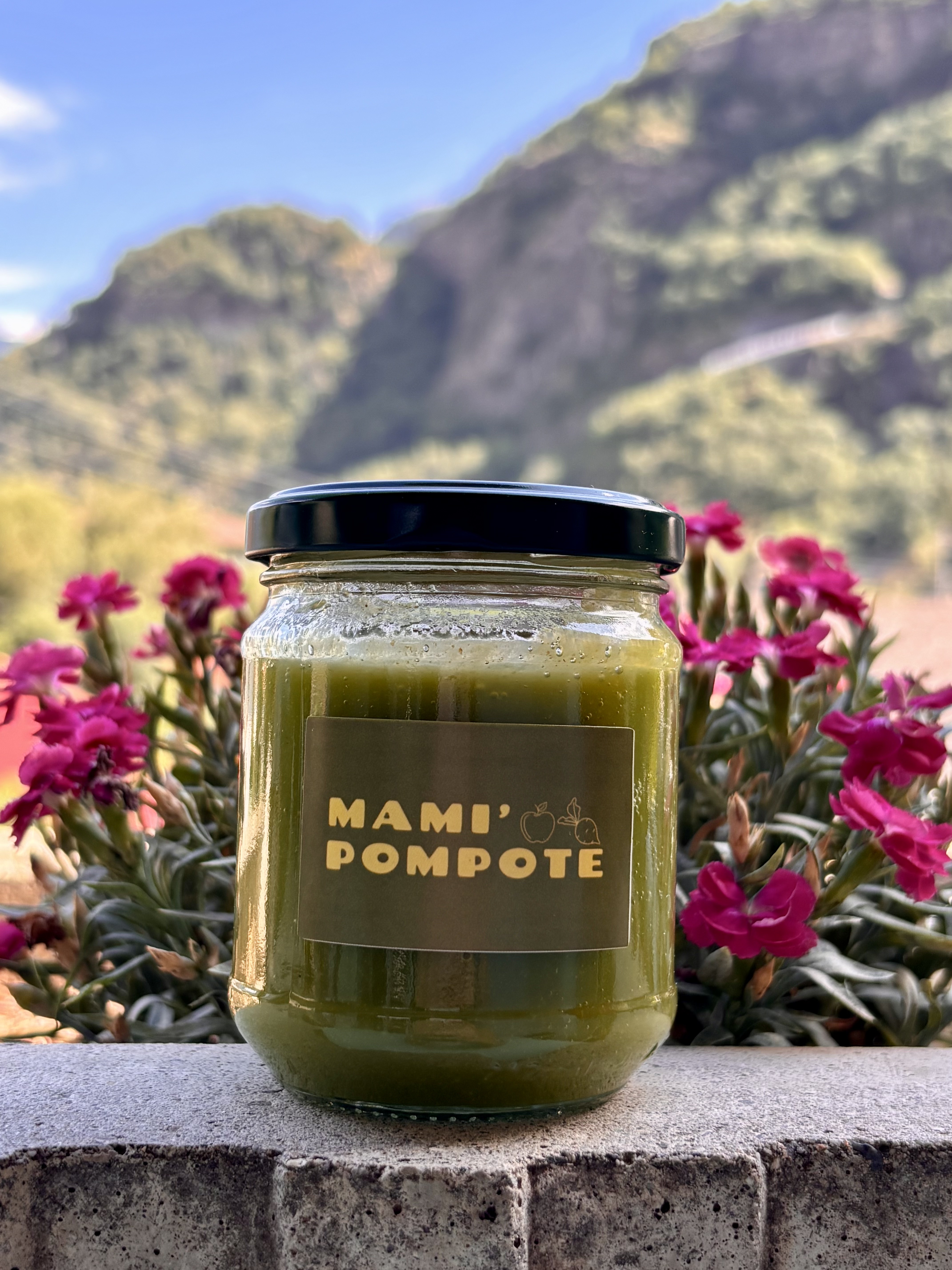 Pot Mami'Pompote avec étiquette, devant les montagnes valaisannes